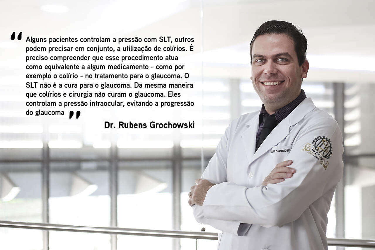 Imagem de um médico, Dr. Rubens Grochowski, posando com um sorriso, usando jaleco branco. Ao lado dele, há uma citação explicando sobre o tratamento de glaucoma com SLT (Laser de Tratamento para Glaucoma). Ele destaca que, para alguns pacientes, a pressão ocular pode ser controlada com SLT, mas que o tratamento não é uma cura para o glaucoma, sendo importante o uso de colírios ou outros medicamentos para controlar a pressão intraocular e evitar a progressão da doença.
