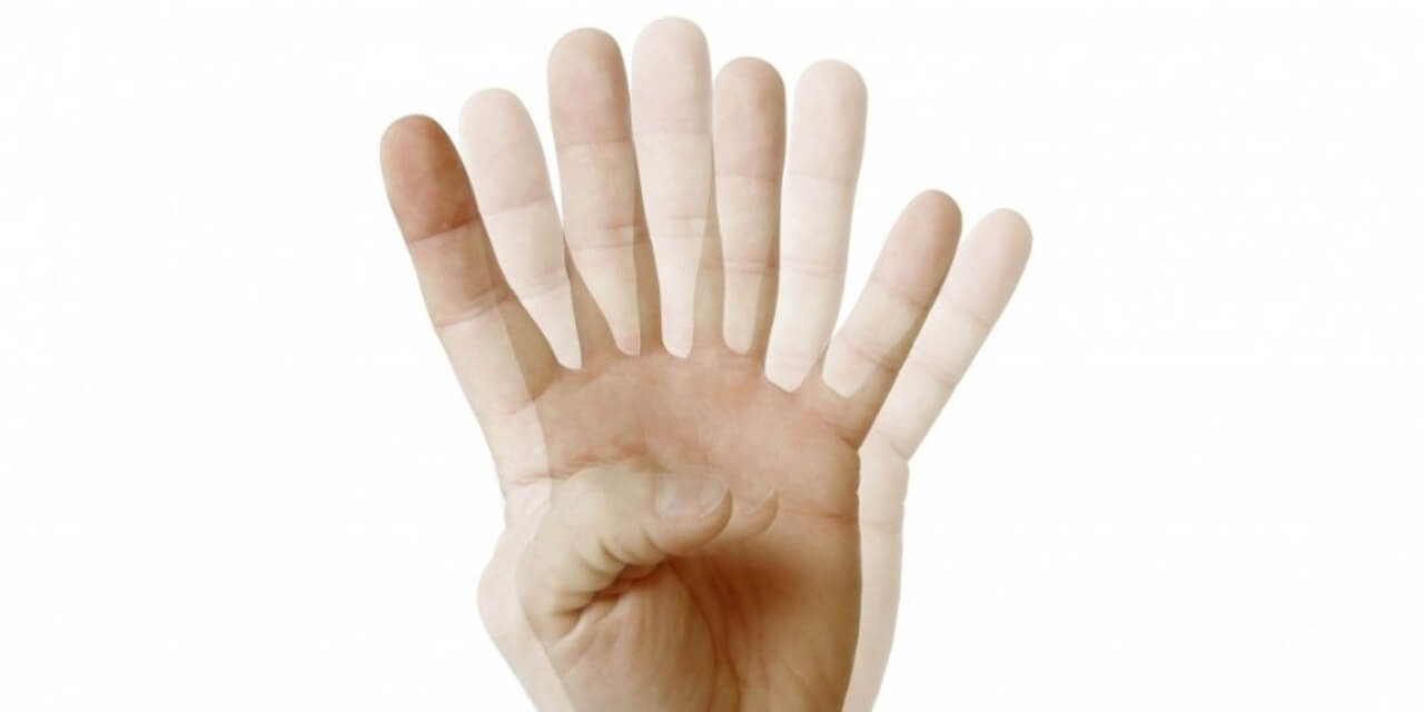 Imagem de uma mão com os dedos estendidos, mostrando uma sobreposição de várias imagens da mesma mão em diferentes posições, criando um efeito de movimento ou transição.