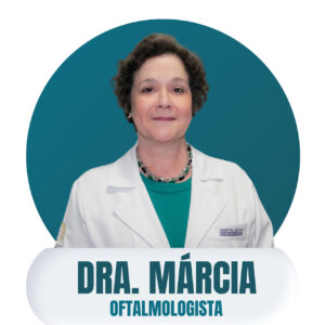 
Uma imagem de perfil circular mostra a Dra. Márcia, uma oftalmologista. Ela tem cabelo castanho-escuro e usa um jaleco branco sobre uma blusa verde, com um colar chamativo. No jaleco, é possível ler "HOSPITAL DE OLHOS DR. RICARDO AMARAL". Abaixo da imagem circular, em uma barra branca, está escrito "DRA. MÁRCIA" em letras grandes e, logo abaixo, "OFTALMOLOGISTA" em letras menores. O fundo da imagem circular é azul-petróleo.