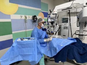 Médico fazendo exame no paciente.